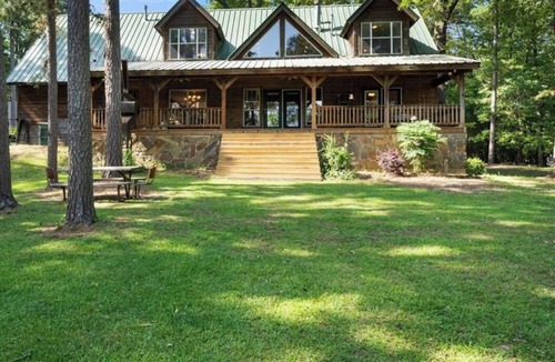 Dogwood Cabin | Enchanting 3-bedroom cabin on Bob Sandlin