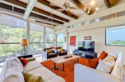 Clarksville House | Encinal Condominiums 301
