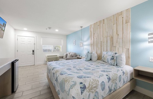 Flour Bluff Hotel | Enhanced King Room with Sofa Bed - Upgraded Bluffs Landing Marina Stay