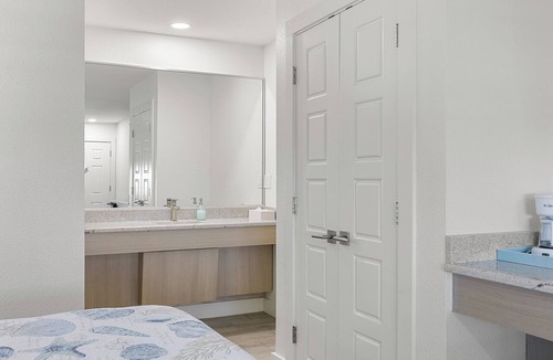 Flour Bluff Hotel | Enhanced King Room with Sofa Bed - Upgraded Bluffs Landing Marina Stay