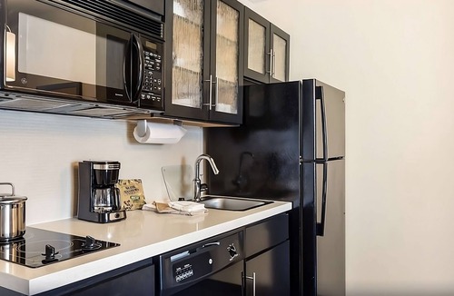 Memorial Hotel | Enjoy a Hassle-Free Stay! Near Cockrell Butterfly Center, Pet-Friendly!