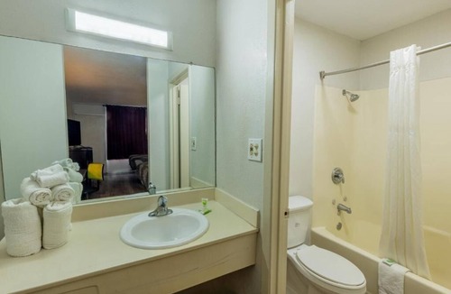 Beeville Hotel | Enjoy Affordable Comfort in a Private Room Near Beeville Dining, Free Parking