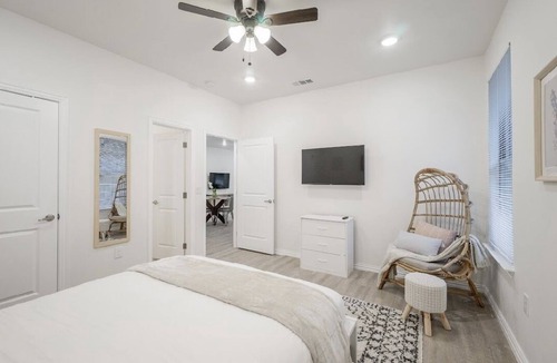 Carolyn Estates House | ★Enjoy Sunsets! Short walk to Cedar Creek Lake! Fully Equipped 3BR/2BA