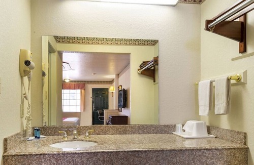 Three Rivers House | Ensuring a Very Comfortable & Memorable Stay! Near Brush Country Bar-B-Q!
