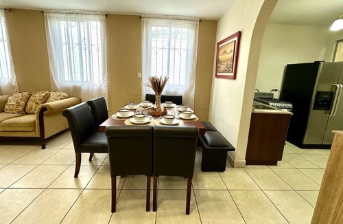 Zona 11 House | *Entire house/5 rooms/6 beds/2.5 bathrooms/2 garages