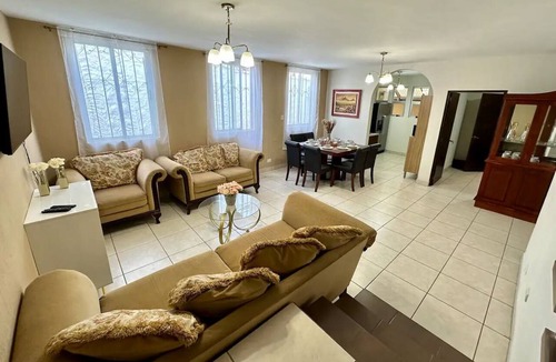 Zona 11 House | *Entire house/5 rooms/6 beds/2.5 bathrooms/2 garages