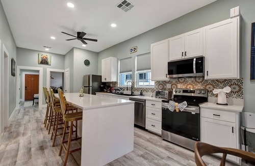 Montrose House | Entire Pool House in Montrose 4BR, 3BR, 4PK, 8-12 PPL
