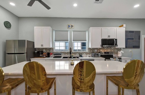 Montrose House | Entire Pool House in Montrose 4BR, 3BR, 4PK, 8-12 PPL