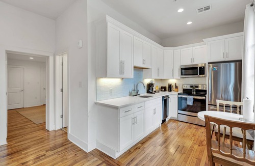 Faubourg Marigny Hotel | Esplanade Ave Stay w/Balcony across French Quarter