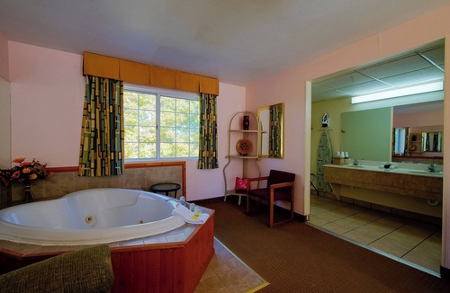 Eureka Springs Hotel | Eureka Springs Room w/King Bed Perfect for Relaxation & Scenic Adventures