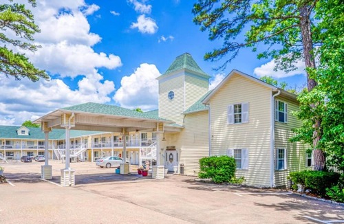 Eureka Springs Apartment | Eureka Springs | King Bed