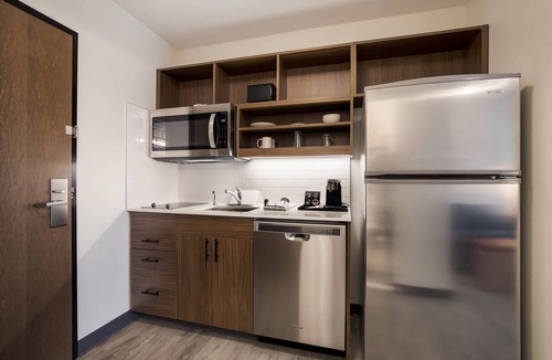 Corona Hotel | Everhome Suites Corona