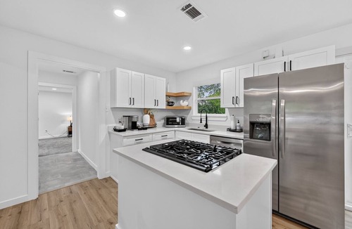 South Arlington House | Executive 3BR Home, King Suite, Near Hospitals & Historic Downtown Mansfield
