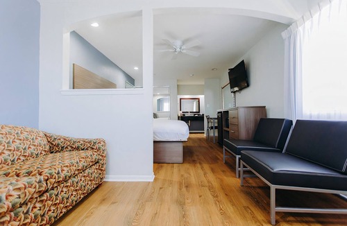 Clear Lake Shores Hotel | Executive King Room | Kemah Boardwalk Access | 10 Min to NASA Space Center