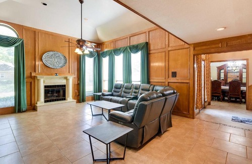 Texas City House | Expansive Home w/Pool Table ~ 15 Mi to Galveston!