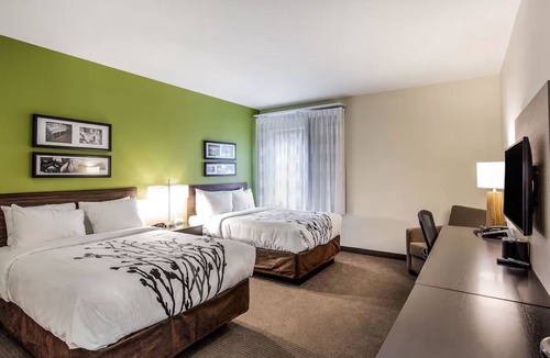 Dallas Hotel | Experience Comfort with Plush Bedding in a Clean, Quiet Location in Dallas
