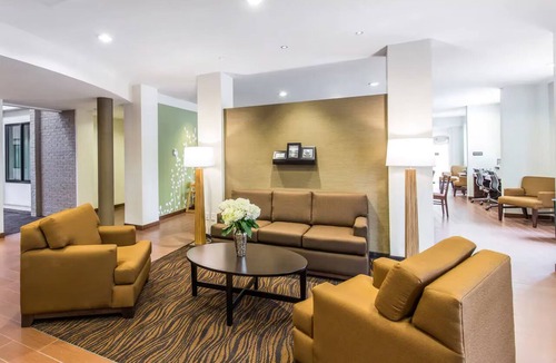 Dallas Hotel | Experience Comfort with Plush Bedding in a Clean, Quiet Location in Dallas