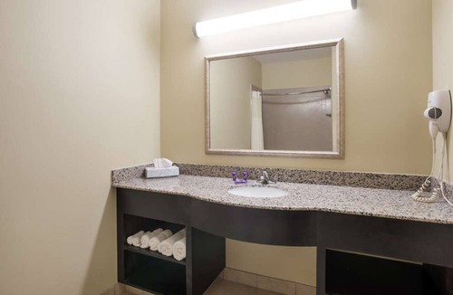 Saint Landry Hotel | Experience Comfort in Bunkie! 3 Units Perfect for Groups, Outdoor Pool!