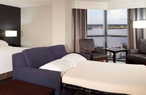 Nassau Bay Hotel | Experience Space City charm and pool views just moments from NASA