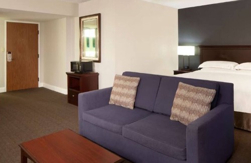 Nassau Bay Hotel | Experience Space City charm and pool views just moments from NASA