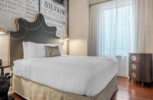 Central Business District Resort | Experience the Limelight: Modern 2Bd Suite Above New Orleans’ Theater District