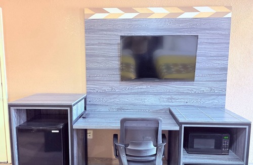 Barker Hotel | Express Inn & Suites Houston Katy