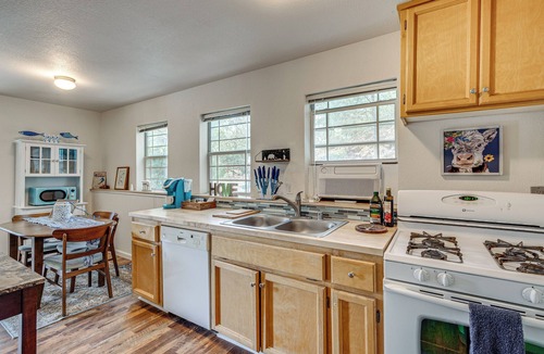 Applegate House | Family-Friendly 'Forest Cabin' w/Hot Tub