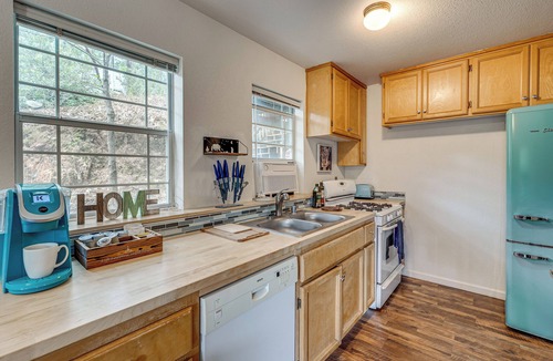 Applegate House | Family-Friendly 'Forest Cabin' w/Hot Tub