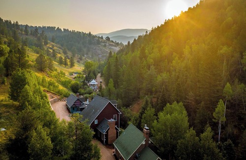 Rainbow Valley House | Family Friendly house on the creek at Valley Glen