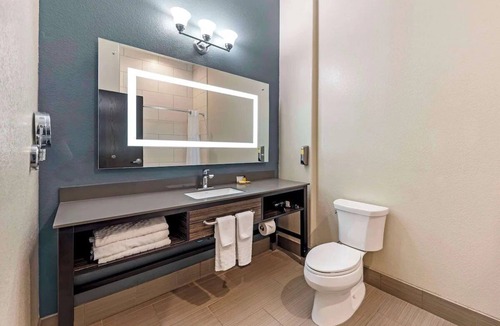 Pflugerville Hotel | Family-Friendly Room w/Free Breakfast | Lake Pflugerville – 3.5 miles