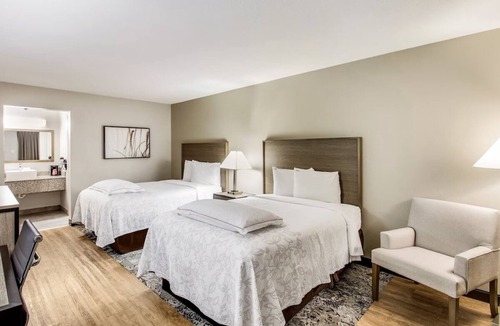 Addison Hotel | Family-Friendly Room: Comfort & Convenience in Suburbia