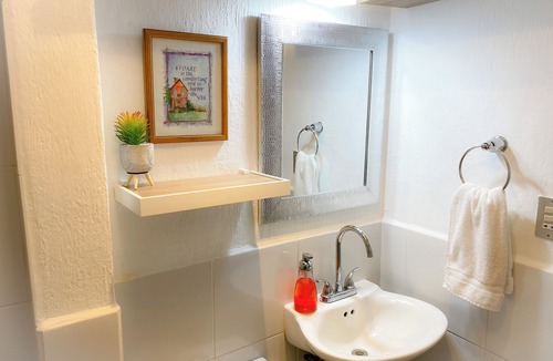 Zona 12 Hotel | Family room with air conditioning. Near Guatemala airport, zone 12.