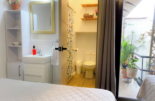 Zona 12 Hotel | Family room with bathroom and air conditioning. Near Guatemala airport, zone 12.