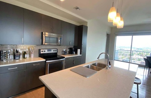 West End Apartment | Fantastic 2-bedroom Austin Downtown. W/Pool