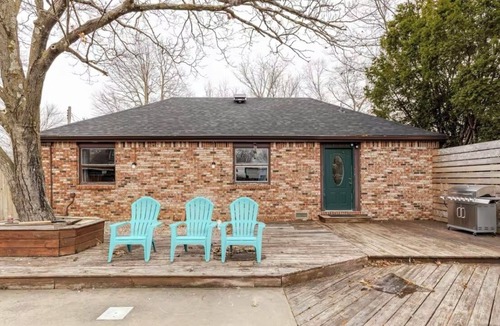 Springfield House | Fantastic Brickhouse sleep 12 plus, near MSU, Bass pro, Springfield downtown!