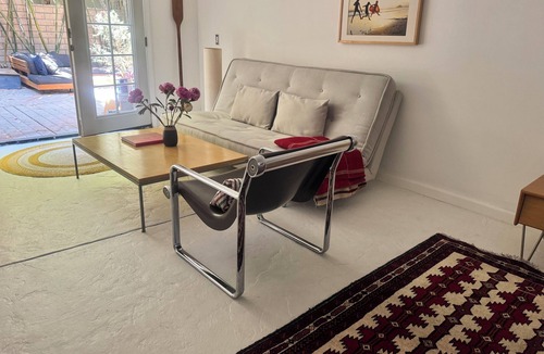 Wilshire Apartment | Fantastic studio with AC in vibrant Los Angeles neighborhood.