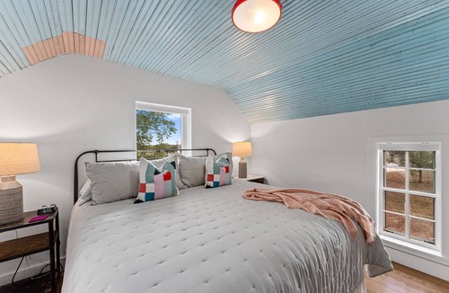 Fredericksburg House | Farmhouse Stay 290 Wine Trail | Hot Tub | Fire Pit
