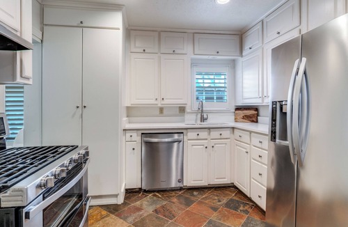 Oak Lawn House | FIFA CONVENIENT! AMERICAN AIRLINES 2M,DALLAS STADIUM 18M,FAIR PARK 3.4M,SMU 1.2M