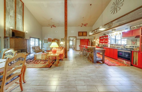 San Antonio Cabin | Fire Pit, Peaceful Porch! Family Cabin By Old Town