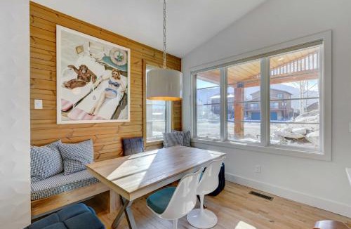 Grand Lake House | Fireplace & Deck: Modern Cabin in Grand Lake!