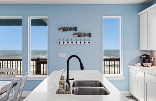 Crystal Beach House | Fishy Business| Beach Front Oasis! Sleeps 20!