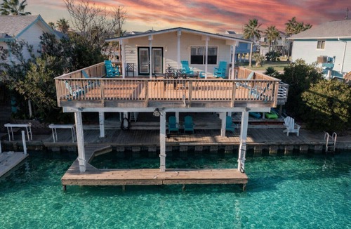 Jamaica Beach House | Flamingo Way | 2BR + Sleeping Den | Waterfront