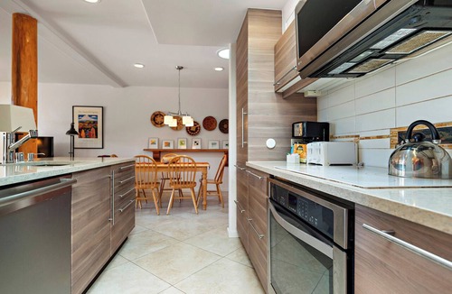 Northeast Santa Fe Hotel | Fort Marcy 24 | Walk to Plaza | Kiva Fireplace | Full Kitchen | Hot Tub | Pool | 2 Levels