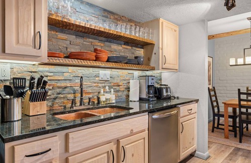 Northeast Santa Fe Hotel | Fort Marcy 89 | Walk to Plaza | Kiva Fireplace | Full Kitchen | Hot Tub | Pool | End Unit | 2 Levels
