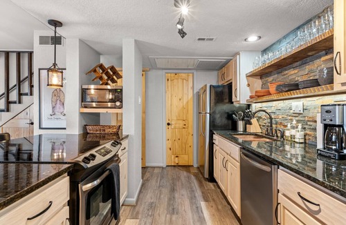 Northeast Santa Fe Hotel | Fort Marcy 89 | Walk to Plaza | Kiva Fireplace | Full Kitchen | Hot Tub | Pool | End Unit | 2 Levels