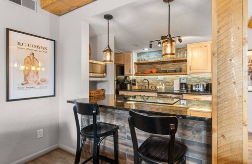 Northeast Santa Fe Hotel | Fort Marcy 89 | Walk to Plaza | Kiva Fireplace | Full Kitchen | Hot Tub | Pool | End Unit | 2 Levels
