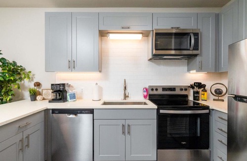 Fort Worth Apartment | Fort Worth Skyline Views - Queen bed - Shops