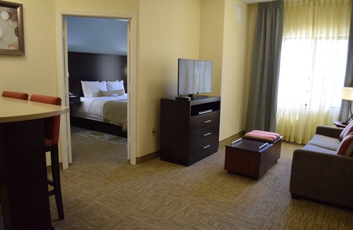 The Fountains Hotel | Free Breakfast + 24 Hour Business Center + Outdoor Pool