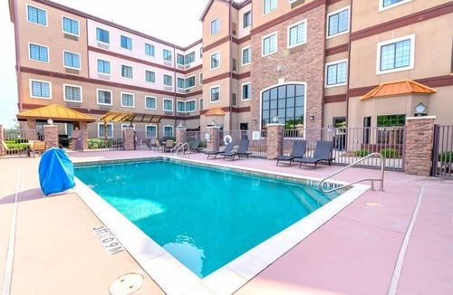 Aldine Apartment | Free Breakfast Buffet + Outdoor Pool | Modern Suite