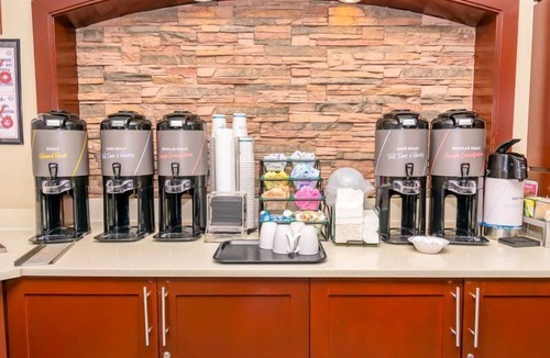 Aldine Apartment | Free Breakfast Buffet + Outdoor Pool | Modern Studio